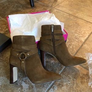 NWB Vince Camuto Suede Sestina Harness Booties Size 7.5